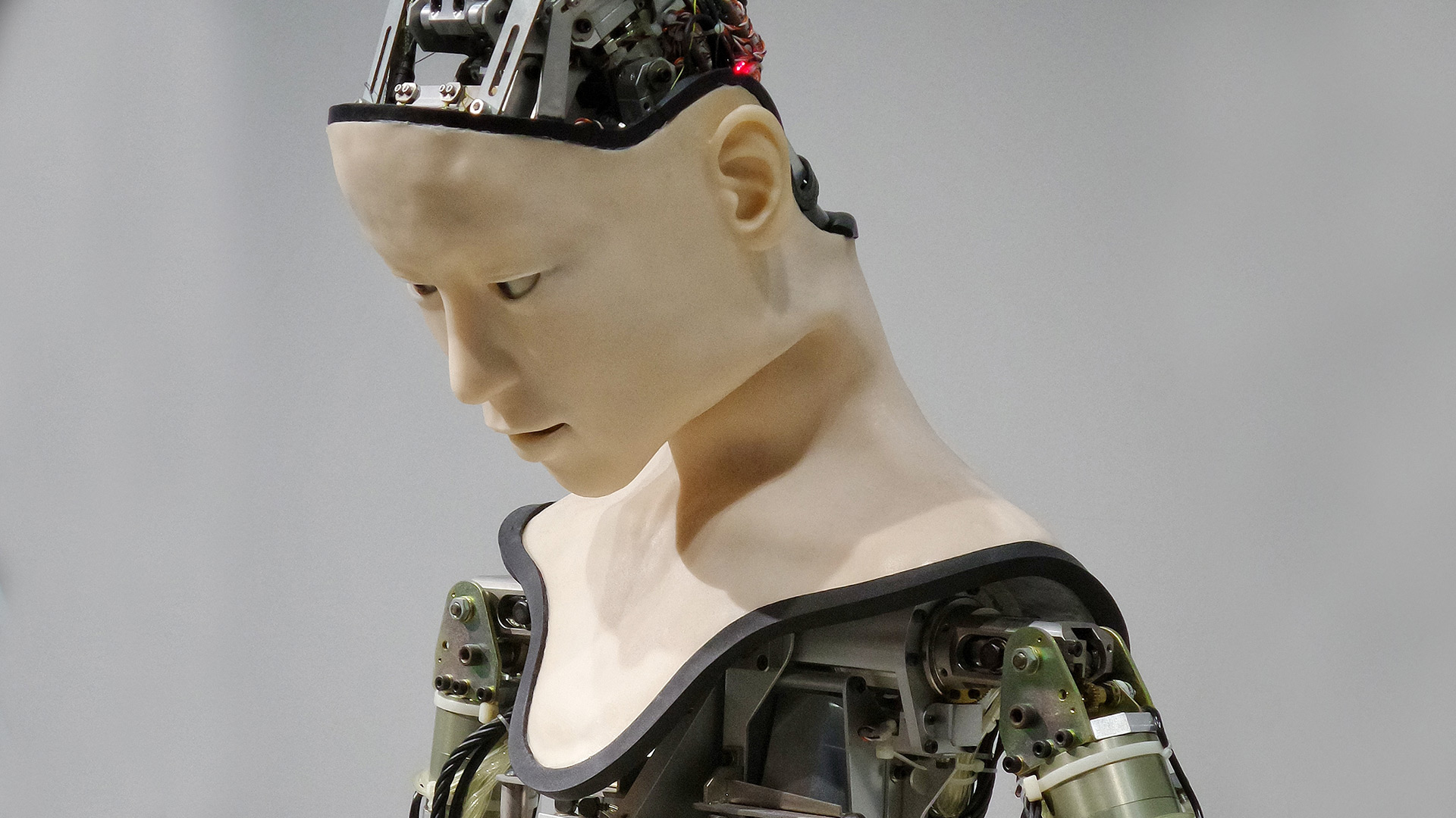 Photo robot androide - IA et monde du travail - Franck V